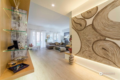 Foto di un soggiorno design aperto con pareti beige, parquet chiaro e pavimento beige