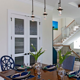 タンパの中サイズのビーチスタイルのLDKの画像 (白い壁、無垢フローリング、暖炉なし)