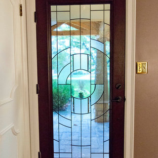 Ispirazione per una porta d'ingresso classica con pareti viola, pavimento in legno massello medio, una porta singola e una porta in legno scuro