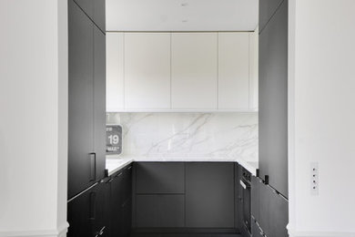 Idées déco pour une petite cuisine ouverte encastrable contemporaine en U avec un évier intégré, un placard à porte plane, des portes de placard noires, plan de travail en marbre, une crédence blanche, un sol en carrelage de céramique, un sol noir, un plan de travail blanc et aucun îlot.