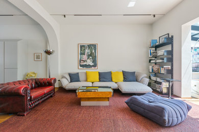 Idee per un soggiorno minimal con con abbinamento di divani diversi