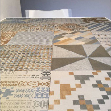 Tavolo da pranzo rivestito con piastrelle Mutina, serie Azulej