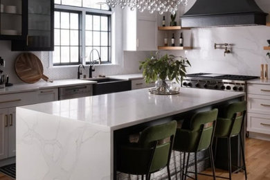 Transitional kitchen photo in Milwaukee