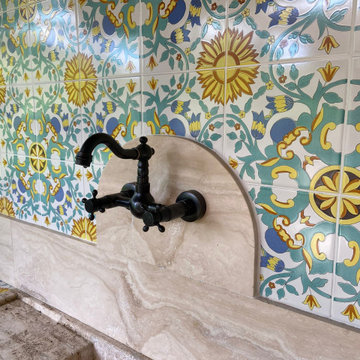 Cucina in muratura con maioliche dipinte a mano di Vietri
