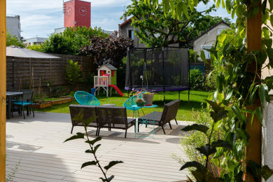 Idées déco pour un jardin arrière de taille moyenne et l'été avec une exposition ensoleillée et une terrasse en bois.