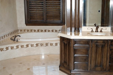 ダラスにあるおしゃれな浴室 (濃色木目調キャビネット、ベージュのタイル) の写真