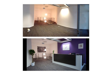 Réalisation d'un très grand bureau design avec un mur violet, moquette, aucune cheminée et un bureau indépendant.