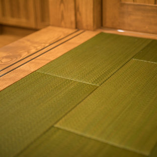 Exemple d'une petite chambre d'amis asiatique avec un mur blanc, un sol de tatami, aucune cheminée et un sol vert.