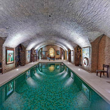 Schwimmbad im historischen Gewölbekeller