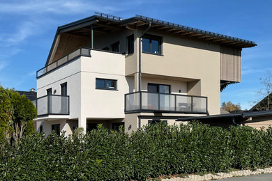 Mittelgroßes, Dreistöckiges Modernes Haus mit beiger Fassadenfarbe in Sonstige
