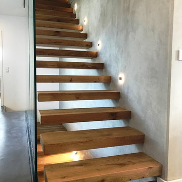 Kragarmtreppe mit deckenhoher Glaswand