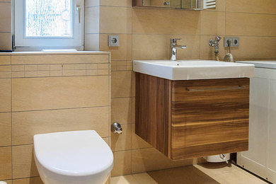 Mittelgroßes Modernes Duschbad mit flächenbündigen Schrankfronten, Wandtoilette mit Spülkasten, braunen Schränken, bodengleicher Dusche, Steinfliesen, beiger Wandfarbe, Porzellan-Bodenfliesen, Waschtischkonsole und Duschvorhang-Duschabtrennung in Frankfurt am Main