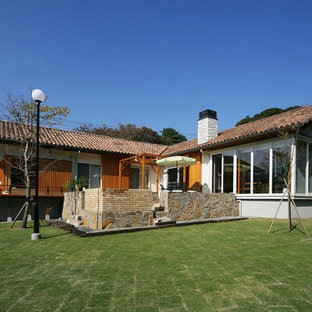 東京都下の地中海スタイルのおしゃれな家の外観の写真