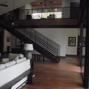 Geräumiger Mediterraner Hobbyraum im Loft-Stil mit hellem Holzboden und Multimediawand in Houston