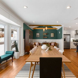 カンザスシティの中サイズのトラディショナルスタイルのLDKの画像 (白い壁、無垢フローリング、標準型暖炉、レンガの暖炉まわり)