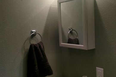 Example of a minimalist bathroom design in Cedar Rapids