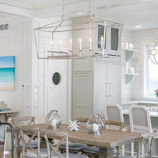 ミルウォーキーの広いトランジショナルスタイルのLDKの画像 (グレーの壁、淡色無垢フローリング、標準型暖炉、石材の暖炉まわり、ベージュの床)