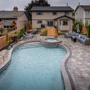 Cuved Pool with Water Feature