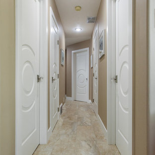 Inspiration för en stor vintage hall, med travertin golv och bruna väggar