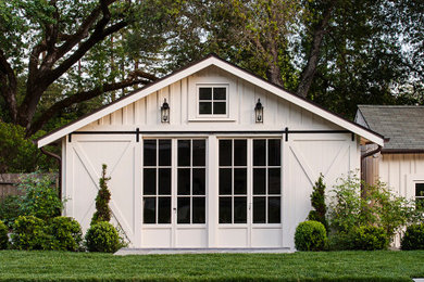 Diseño de fachada de casa blanca y gris tradicional de tamaño medio de una planta con revestimiento de madera, tejado a dos aguas, tejado de teja de madera y panel y listón