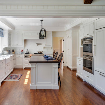 Stately white kitchen - overview