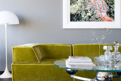 Mittelgroßes Mid-Century Wohnzimmer im Loft-Stil mit grauer Wandfarbe, Marmorboden, verstecktem TV und schwarzem Boden in Hamburg