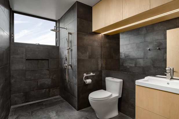 コンテンポラリー 浴室 by Modern ADU Plans