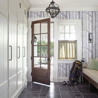 Создайте стильный интерьер: большой тамбур в стиле современная классика с полом из известняка, одностворчатой входной дверью и коричневой входной дверью - последний тренд