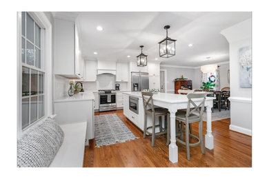 Example of a classic kitchen design in Richmond