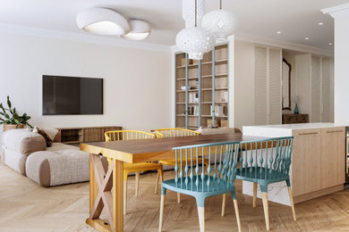 Geräumige Moderne Wohnküche ohne Kamin mit beiger Wandfarbe, braunem Holzboden und braunem Boden