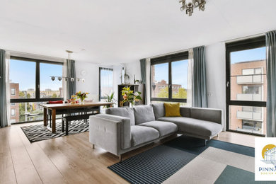 Living room photo in Los Angeles