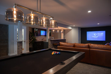 Diseño de sala de estar con barra de bar abierta tradicional de tamaño medio con moqueta, televisor colgado en la pared y suelo beige