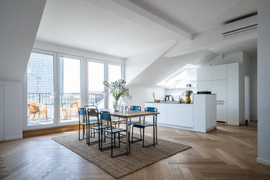 Mittelgroße Moderne Wohnküche mit weißer Wandfarbe und braunem Holzboden in Berlin