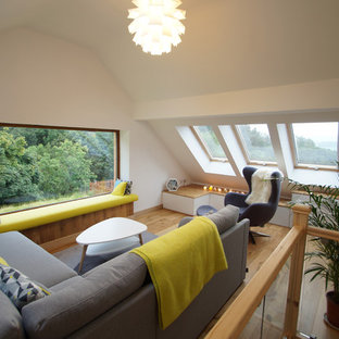 Bild på ett mellanstort funkis loftrum, med vita väggar, ljust trägolv och beiget golv