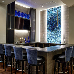 ヒューストンのコンテンポラリースタイルのおしゃれなホームバー (ベージュキッチンパネル、無垢フローリング、茶色い床、黒いキッチンカウンター) の写真