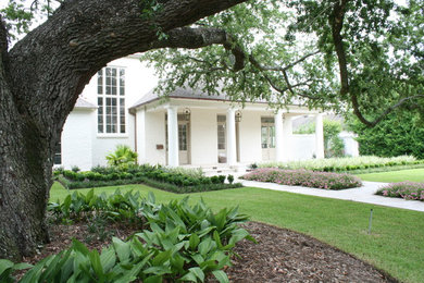 This is an example of a contemporary front yard landscaping in New Orleans.