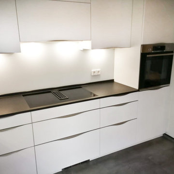 Minimalistische Küche Weiß in L-Form und lokalisierter Beleuchtung