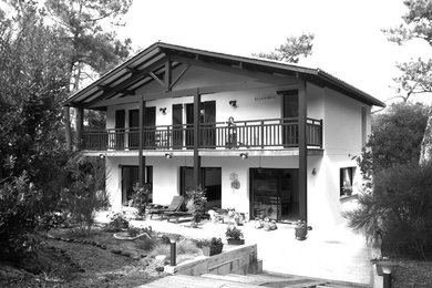 Cette image montre une façade de maison marine.
