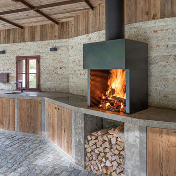 Naturstein Outdoorküche mit Grill-Feuerstelle