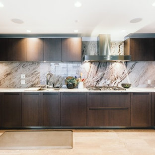 Idéer för ett mycket stort modernt vit kök, med en nedsänkt diskho, släta luckor, bruna skåp, marmorbänkskiva, grått stänkskydd, stänkskydd i marmor, plywoodgolv, en köksö och brunt golv
