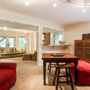 Diseño de sótano con puerta tradicional, grande, con moqueta, chimenea tradicional, marco de chimenea de ladrillo y suelo beige