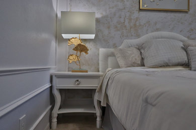 Imagen de habitación de invitados moderna de tamaño medio con paredes azules, moqueta y suelo rosa