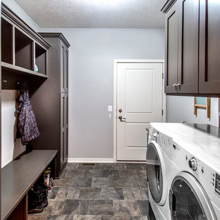 Imagen de lavadero multiusos y de galera, de estilo americano, pequeño, con armarios estilo shaker, paredes grises, suelo de linóleo, lavadora y secadora juntas, puertas de armario de madera en tonos medios y suelo gris