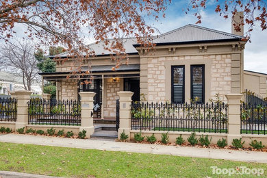 Großes, Einstöckiges Klassisches Haus mit Mix-Fassade, bunter Fassadenfarbe und Walmdach in Adelaide