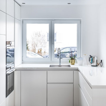 minimalistische Grifflose Küche in Polarweiss, Bora, Siemens, Edelstahl Becken