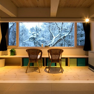 Foto di una camera degli ospiti etnica con pareti bianche, parquet chiaro e pavimento bianco