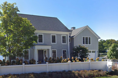 Ejemplo de fachada de casa gris y gris de estilo americano grande de dos plantas con revestimiento de madera, tejado a dos aguas, tejado de teja de madera y teja