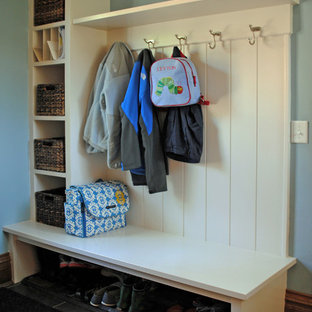 Удачное сочетание для дизайна помещения: маленький тамбур в стиле современная классика с синими стенами и полом из керамической плитки - самое интересное для вас