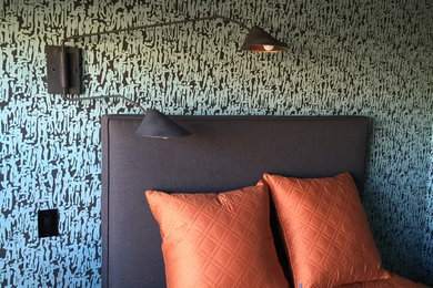Mid-sized transitional guest bedroom photo in Chicago with multicolored walls