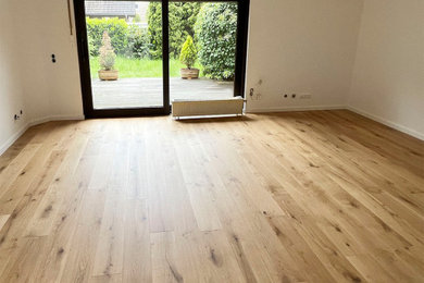 Wohnzimmer mit der Landhausdiele Eiche Llanos Polos in Einfamilienhaus